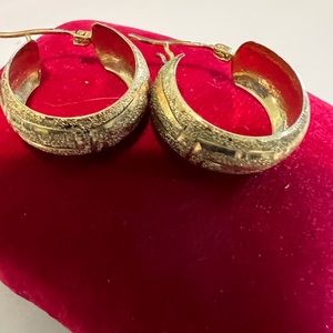 Medium size hoop earring. Pre loved.